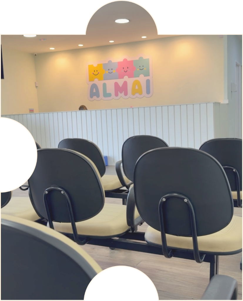 Recepção do Instituto Almai, com as cadeiras de espera e o logo na parede.